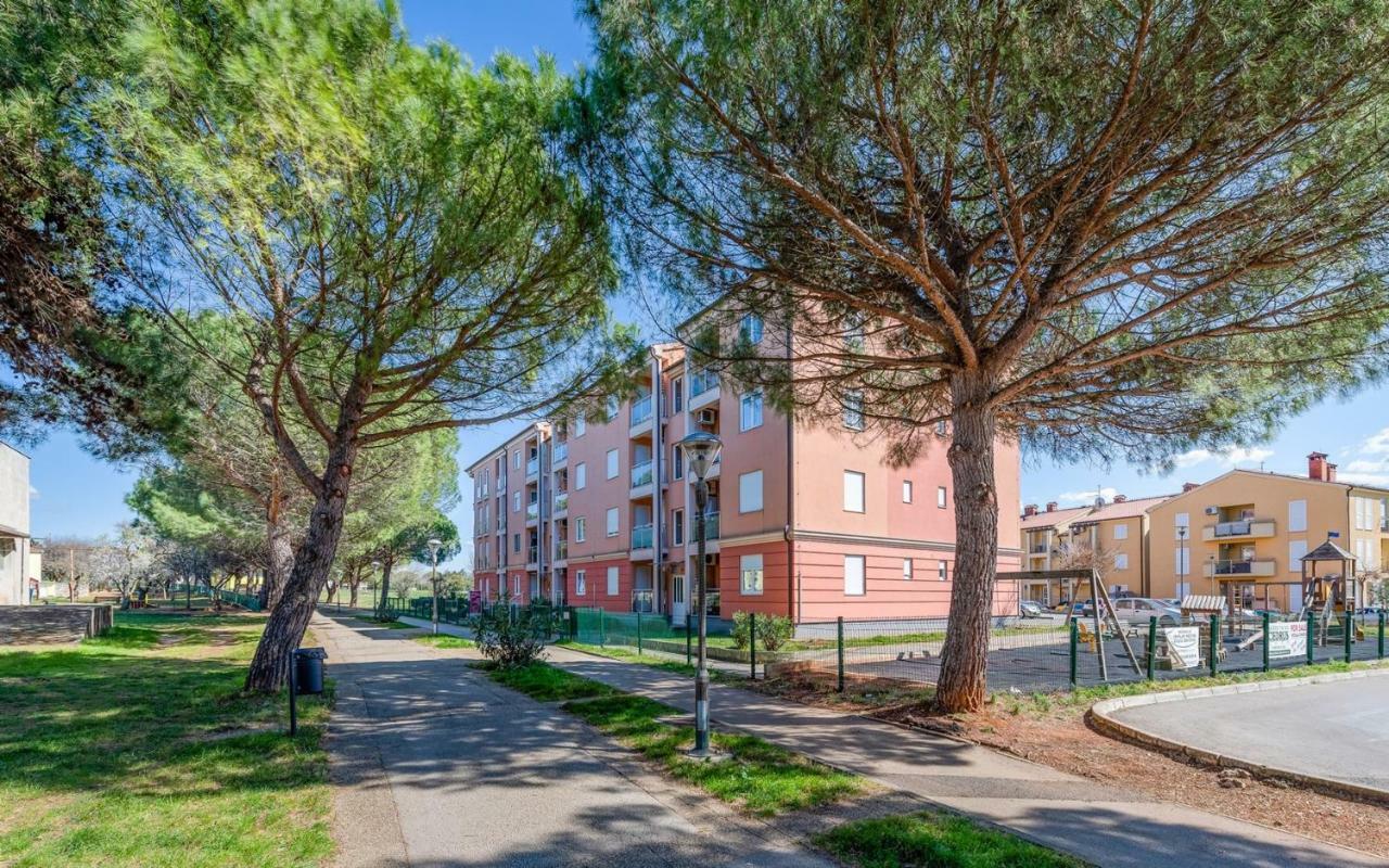 Laura House With Apartment Umag Exterior photo