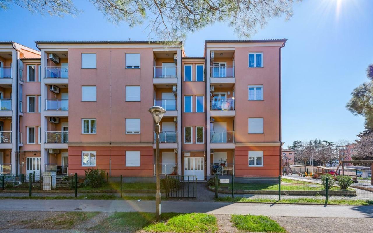 Laura House With Apartment Umag Exterior photo