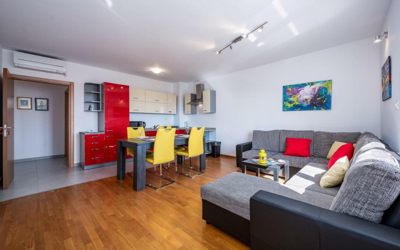 Laura House With Apartment Umag Exterior photo